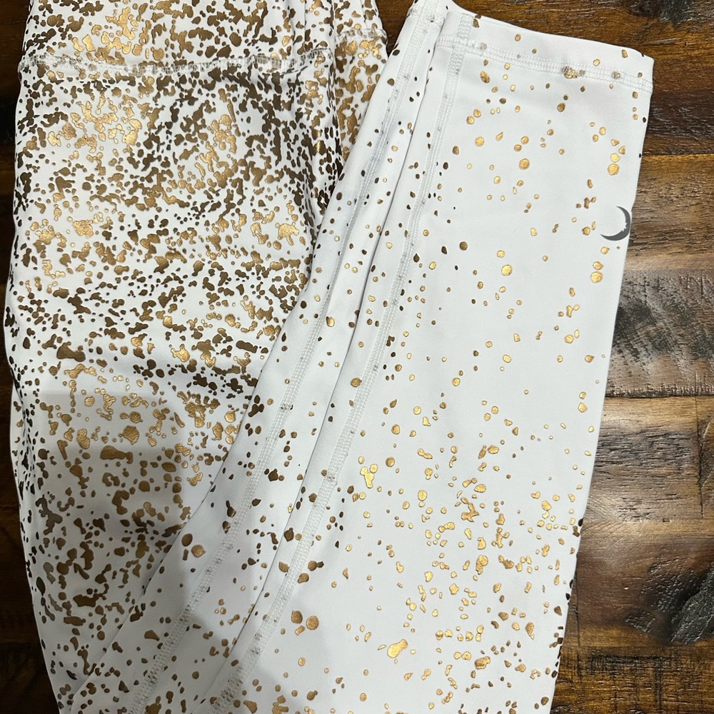 Zyia white crops 24” with rose gold metallic details. Size 6-8.